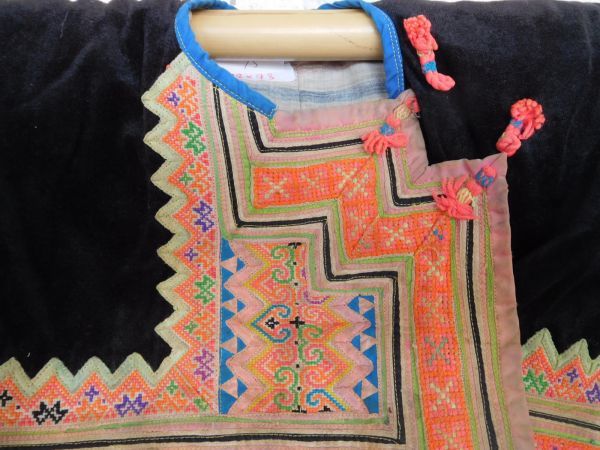 モン族女性ジャケットNO.15 hmong メオ族苗 インドシナ　ラオス　民族衣装　本物　手仕事　刺繍_画像2