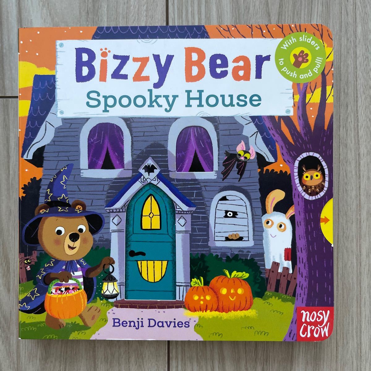 英語絵本　しかけ絵本　bizzy bear spooky house