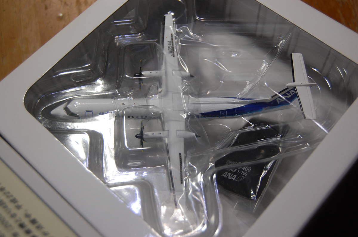 全日空商事 1/200 ANA ボンバルディア DHC-8-400 全日空商事 1/200 ANA ボンバルディア DHC-8-400