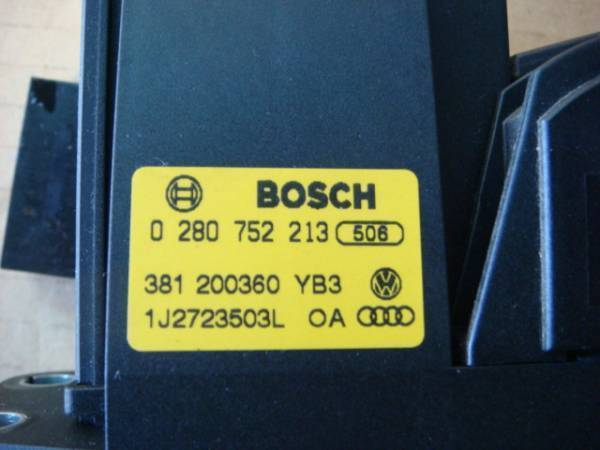 平成15年式　GH-1JAQN　VW　フォルクスワーゲン　ボーラ　アクセルペダル　BOSCH 0 280 752 213 381 200360 YB3 1J2723503L_画像2