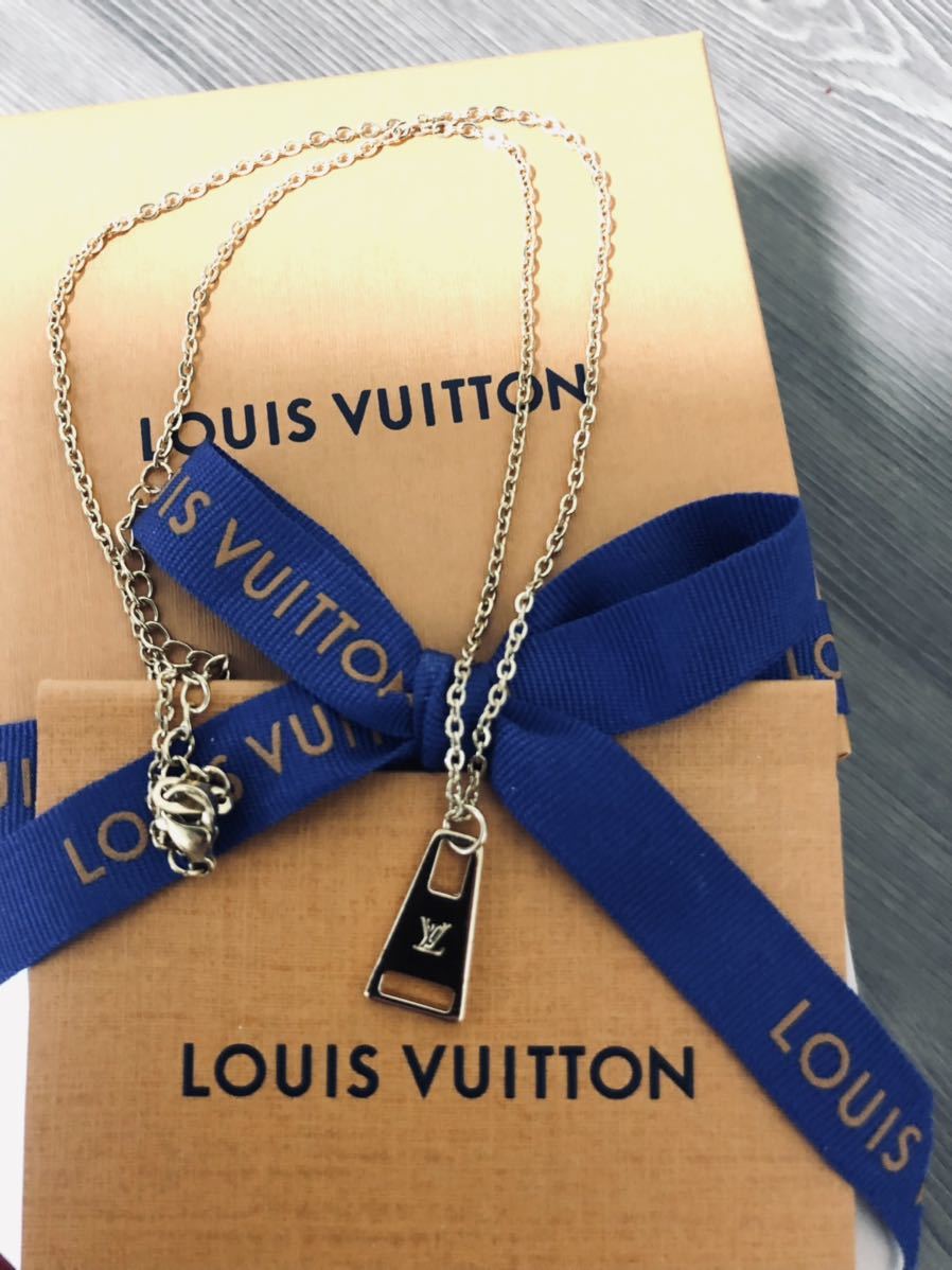 LOUIS VUITTON ロゴ刻印鍵チャーム ネックレスチェーン