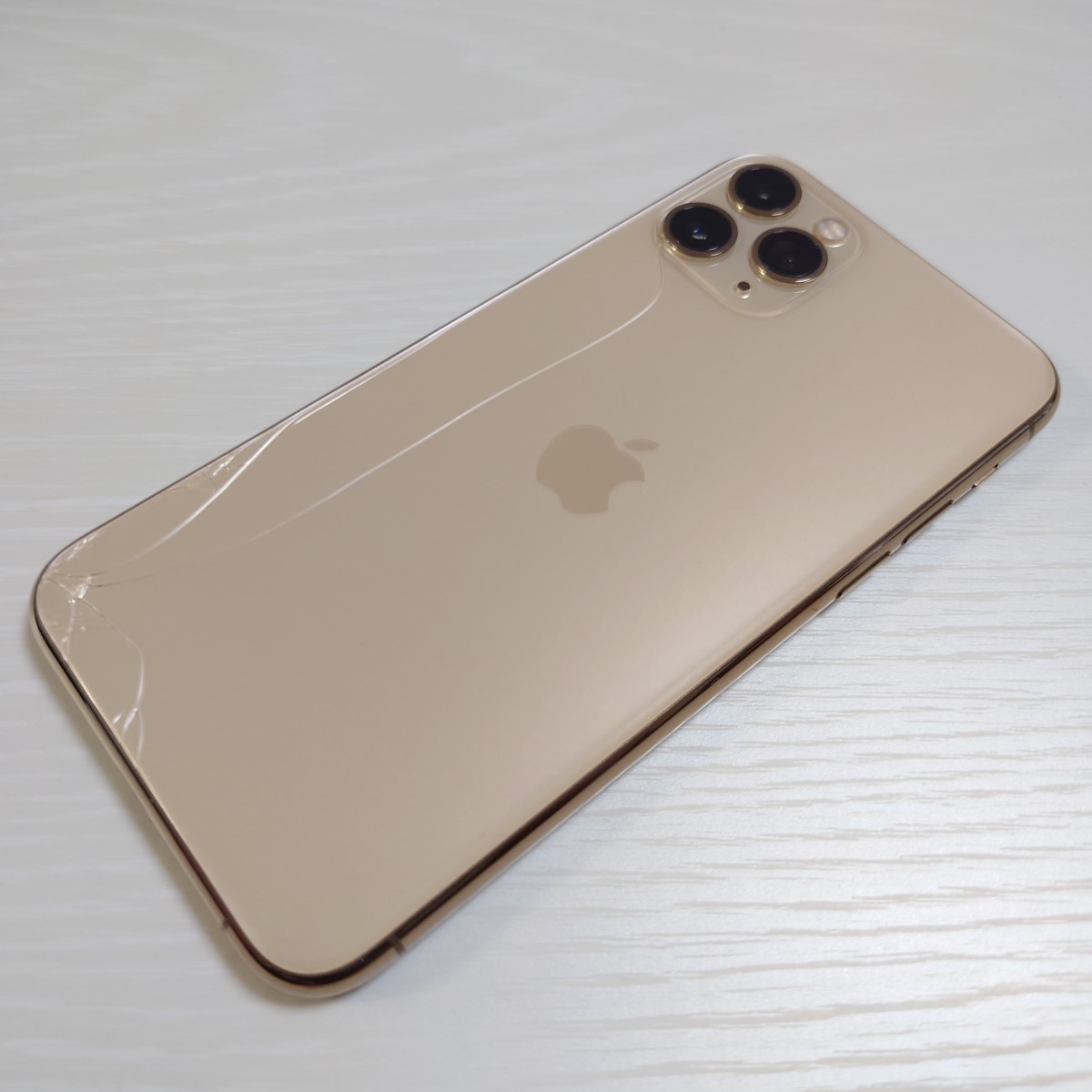 ☆【18747WM】 ジャンク Apple MWC92J/A iPhone11 Pro ゴールド 256GB
