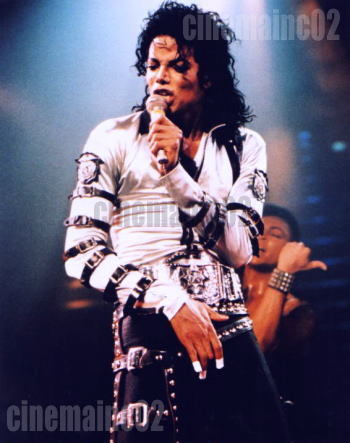 マイケル・ジャクソン Michael Jackson/マイク持って歌う写真|代購幫