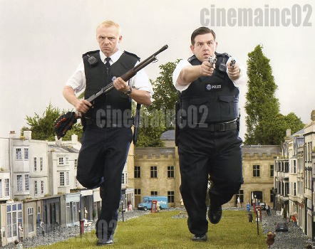 『ホット・ファズ 』銃を持って歩く2人の写真/サイモン・ペグ、ニック・フロスト_画像1