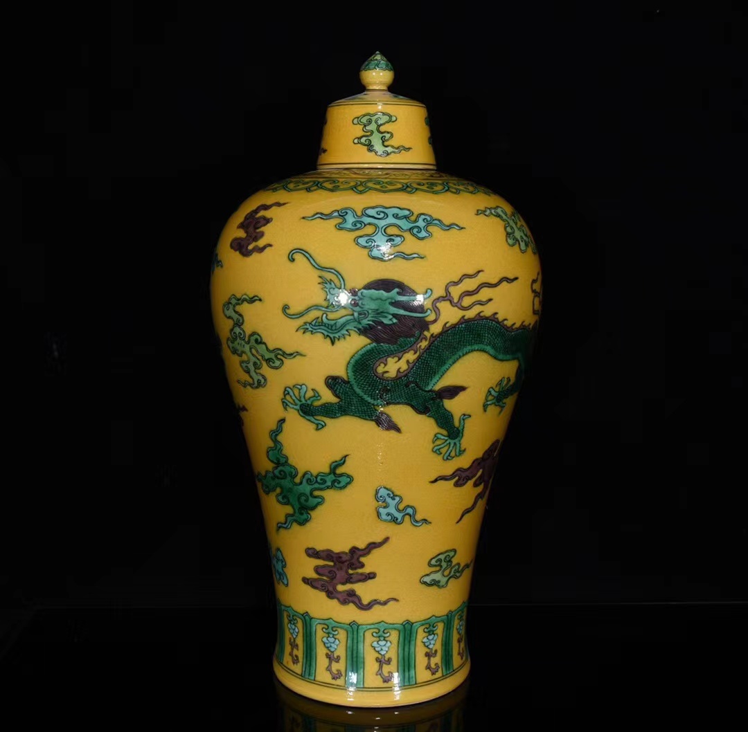 ◆旧蔵◆古美術 清代乾隆年製款　素三彩黄地龍鳳紋梅瓶　時代物　AT08
