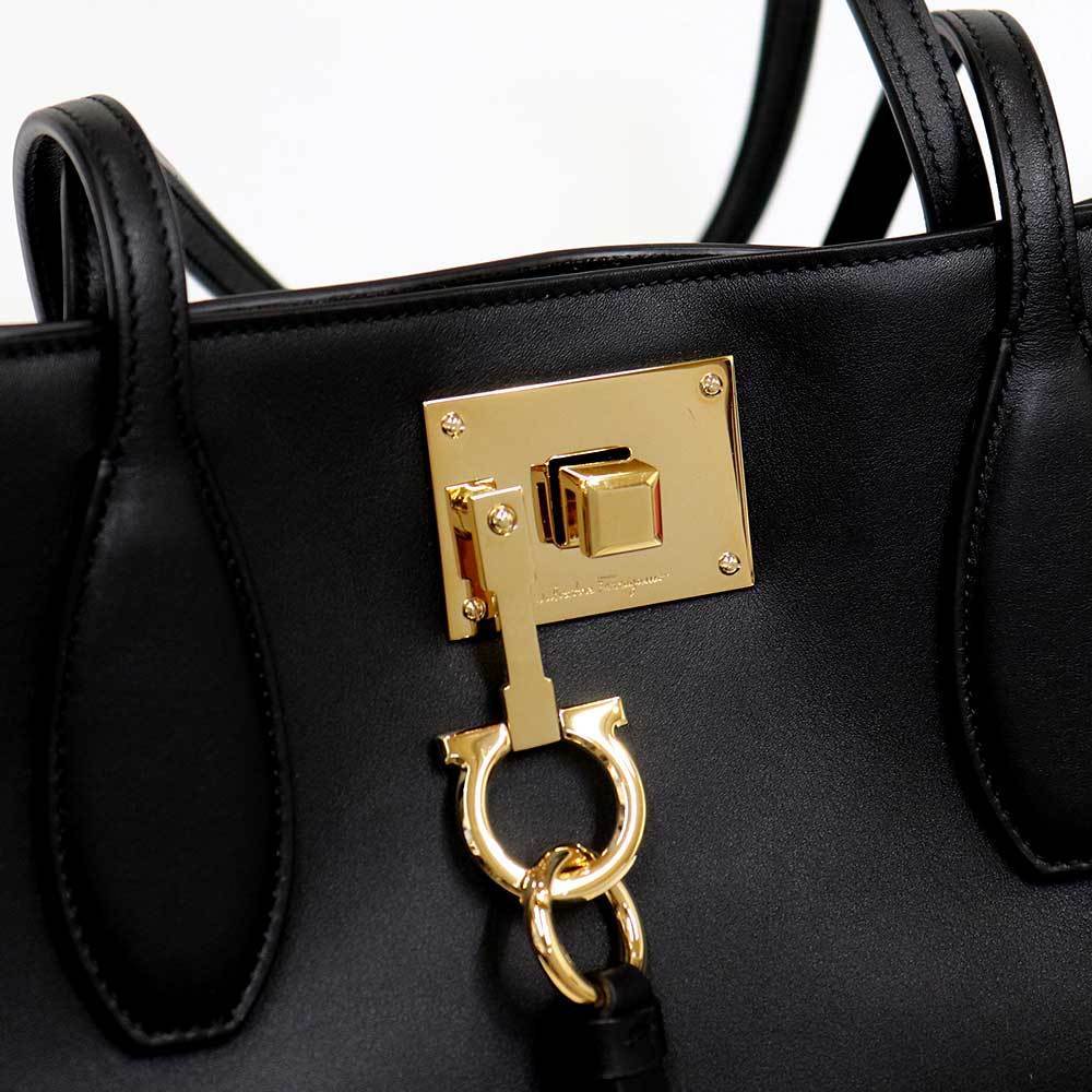 (美品)フェラガモ FERRAGAMO トートバッグ ガンチーニ AU-21 H655 ブラック レザー ポーチ付き 8240_画像7