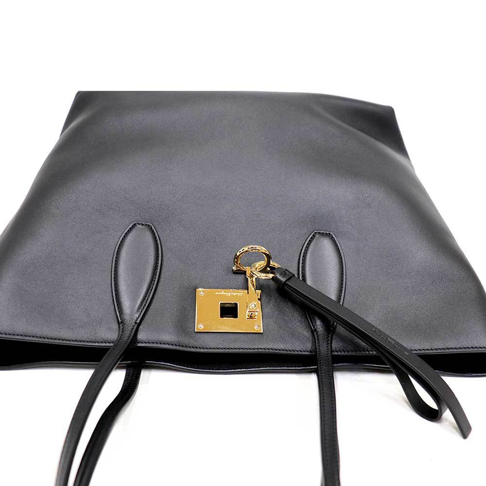 (美品)フェラガモ FERRAGAMO トートバッグ ガンチーニ AU-21 H655 ブラック レザー ポーチ付き 8240_画像4