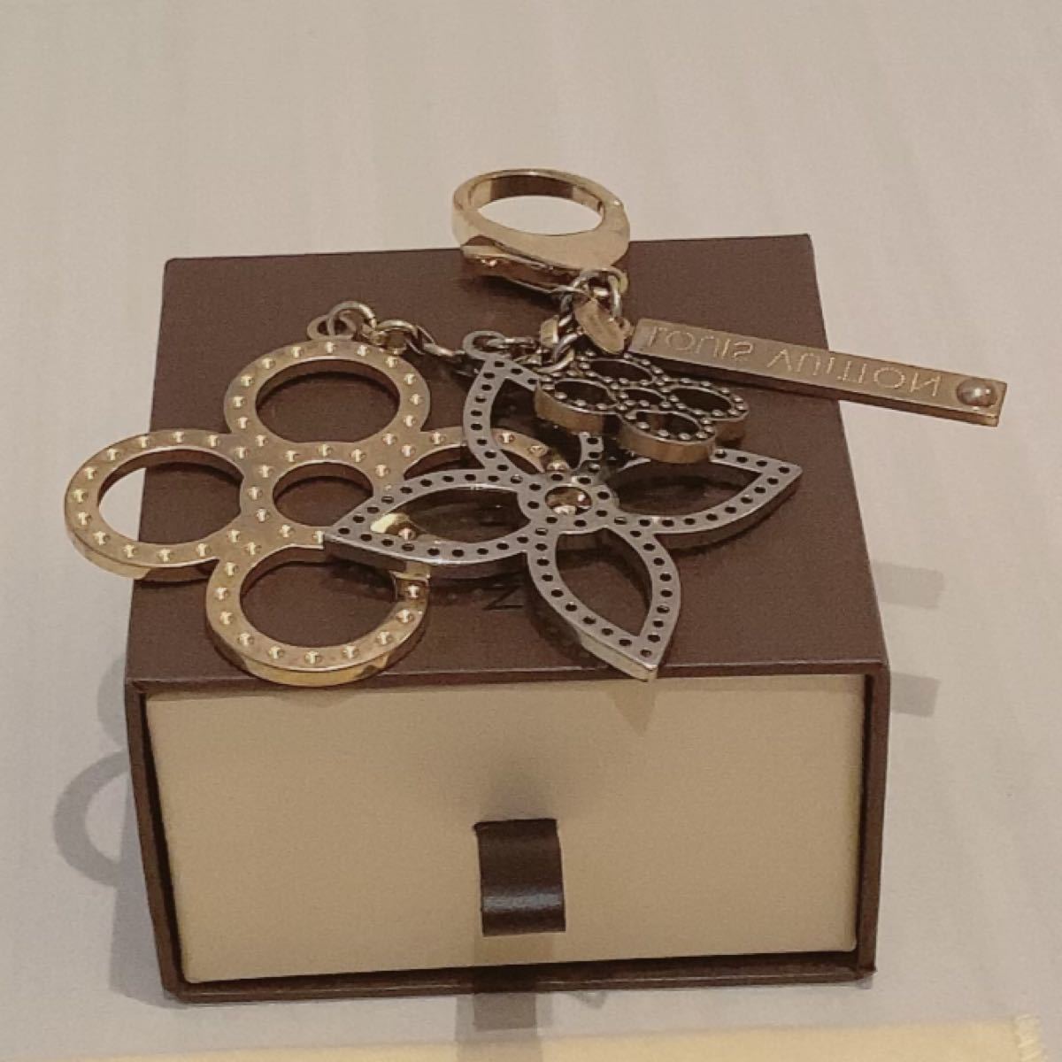 LOUIS VUITTON フラワービジューサック タパージュ バックチャーム