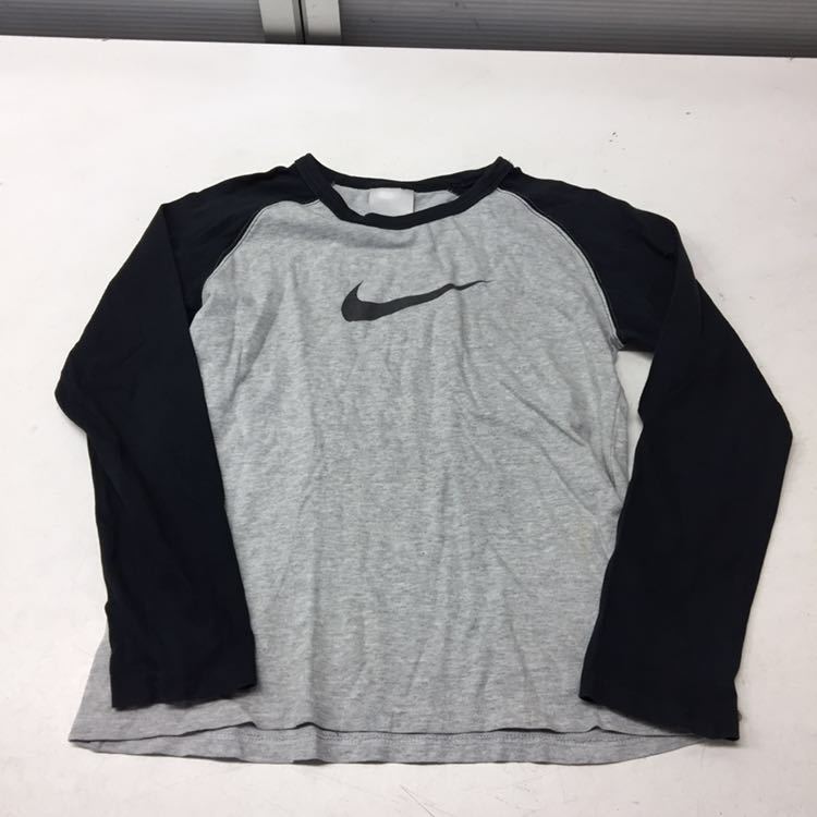 送料無料★NIKE ナイキ★長袖Tシャツ トップス★キッズ 子供 Sサイズ 130-140★グレー #40406sjj41_画像1