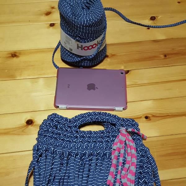 Hooked Zpagetti（ズパゲッティ）　　トートバッグ　マルシェ　ハンドメイド　手編み　マリン　ブルー　鞄　iPadミニにちょうどよい　手作_画像1