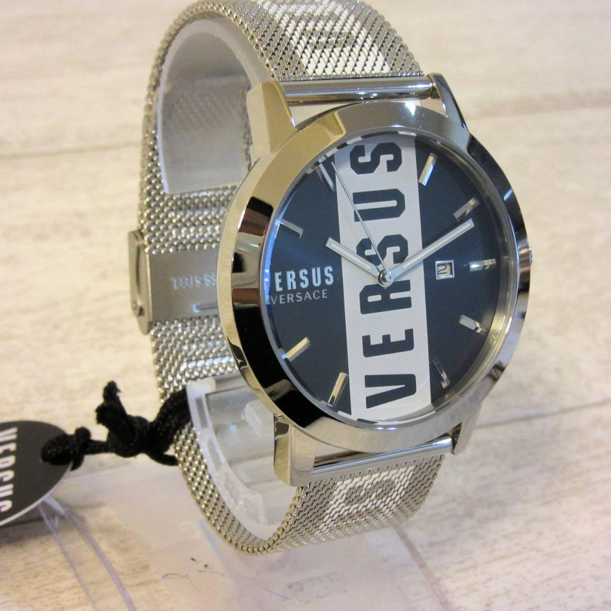 新品 VERSUS VERSACE ヴェルサス ヴェルサーチ ロゴ BARBES メンズ 腕時計 ウォッチ 3針 シルバー ロゴドン メッシュブレス クオーツ 44mm_画像3