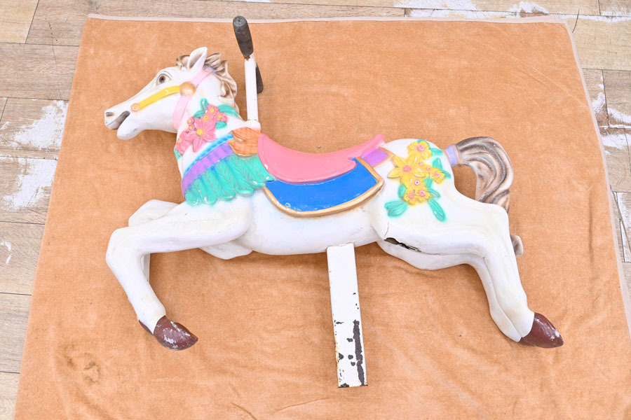 KK012 メリーゴーランド 馬 オブジェ 乗り物 飾り物 遊園地 ガーデニング 庭園 昭和レトロ