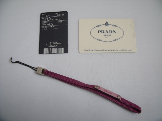 $ 良好品 $ レア◆ プラダ ◆ PRADA ◆ ロゴ入り 本革 レザー製 プレート & ナイロン素材・ 携帯ストラップ ◆ パープル系 ◆ 送料無料！！