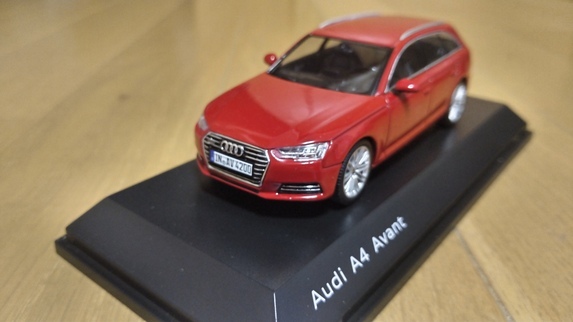 即決　AUDI　アウディ　特注　純正　ディーラー　アウディ　A4　AVANT　アバント　タンゴ　レッド　1/43　絶版　レア_画像1