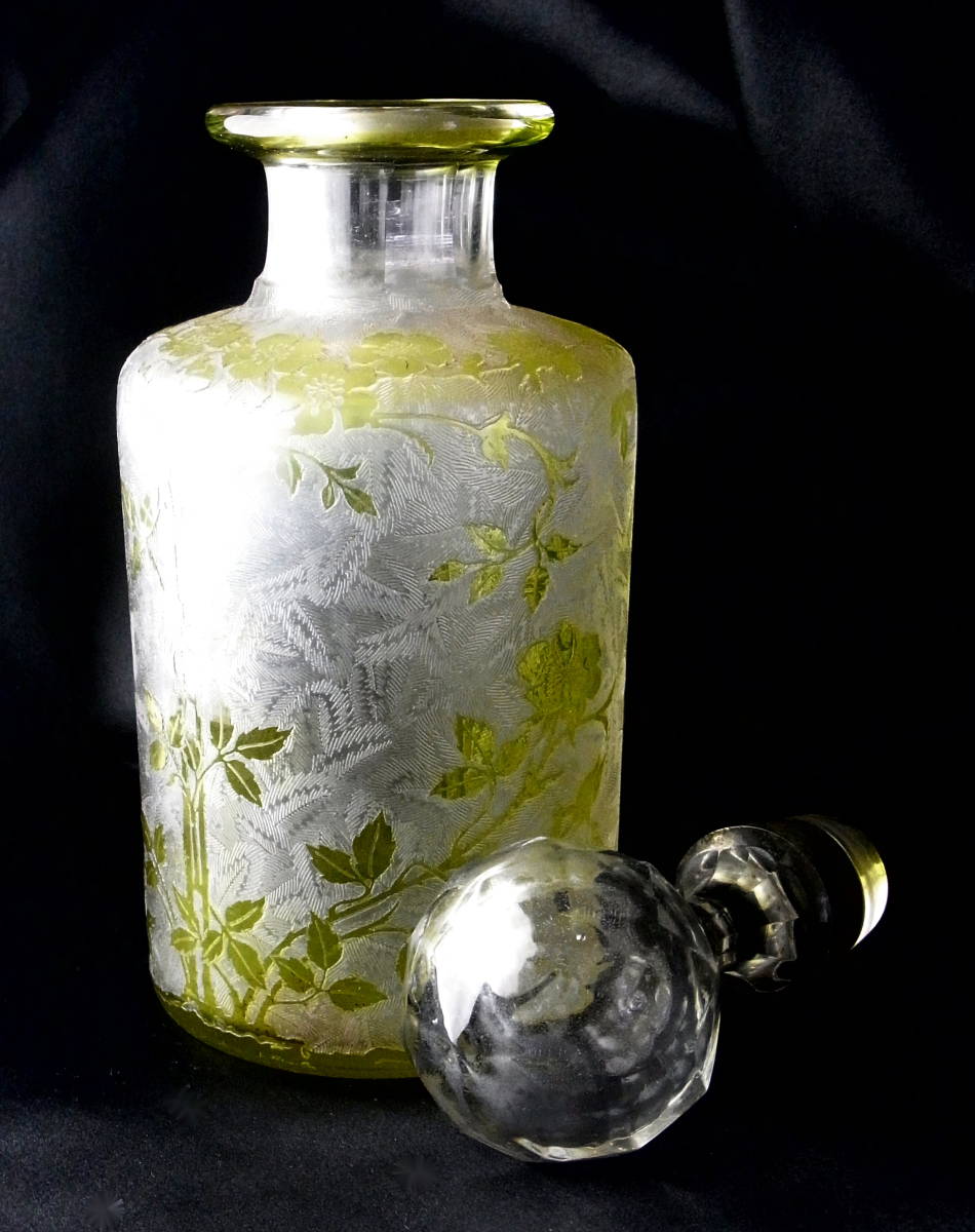 稀少 OLD BACCARAT オールドバカラ 細密エッチング装飾 エグランチエの大きな香水瓶 野バラ 苔色 Mousse 被せクリスタル アンティーク