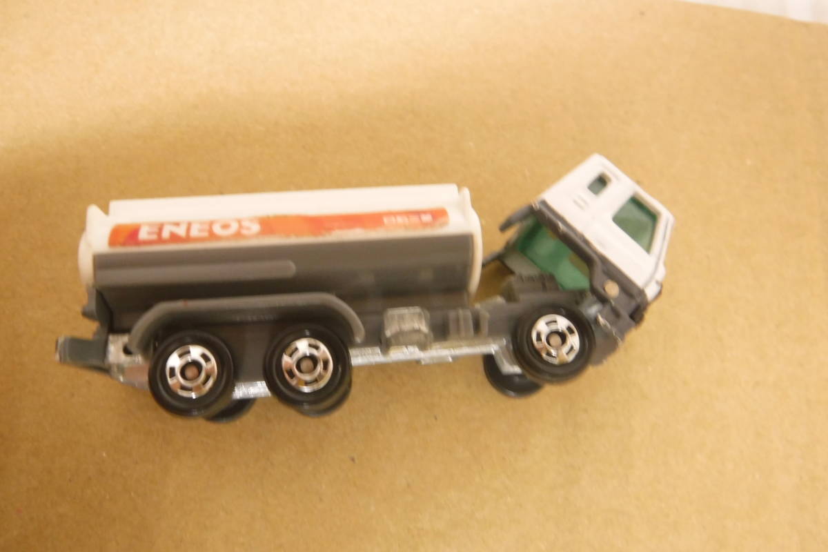 【中古品】トミカ NISSAN DIESEL TRUCK 日産 ディーゼル トラック タンクローリー 日石三菱 エネオス　NO.53 白・赤 1/100 中国製②_画像7