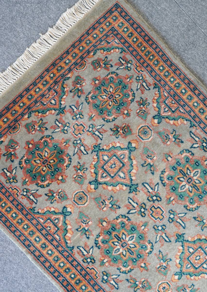 パキスタン手織り絨毯　size:94×58cm ウール　アクセントラグ 