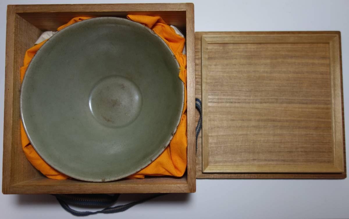 南宋期　竜泉古窯　青磁蓮弁茶碗　箱付き　仏教美術　海のシルクロード