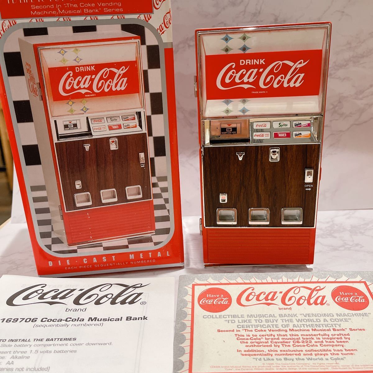 コカ・コーラ コレクティブルミュージカルバンク 新品 未使用品 レア!】コカ・コーラ 自動販売型 貯金箱 ミュージックバンク