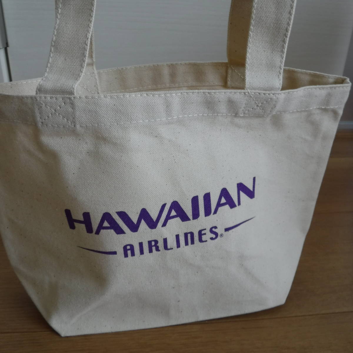 税不要特価 ハワイ 新品!HAWAIIAN AIRLINES ハワイアンエアラインズ ハワイアン航空 大きめロゴ入 男女OK マチあり トートバッグ♪両面同①