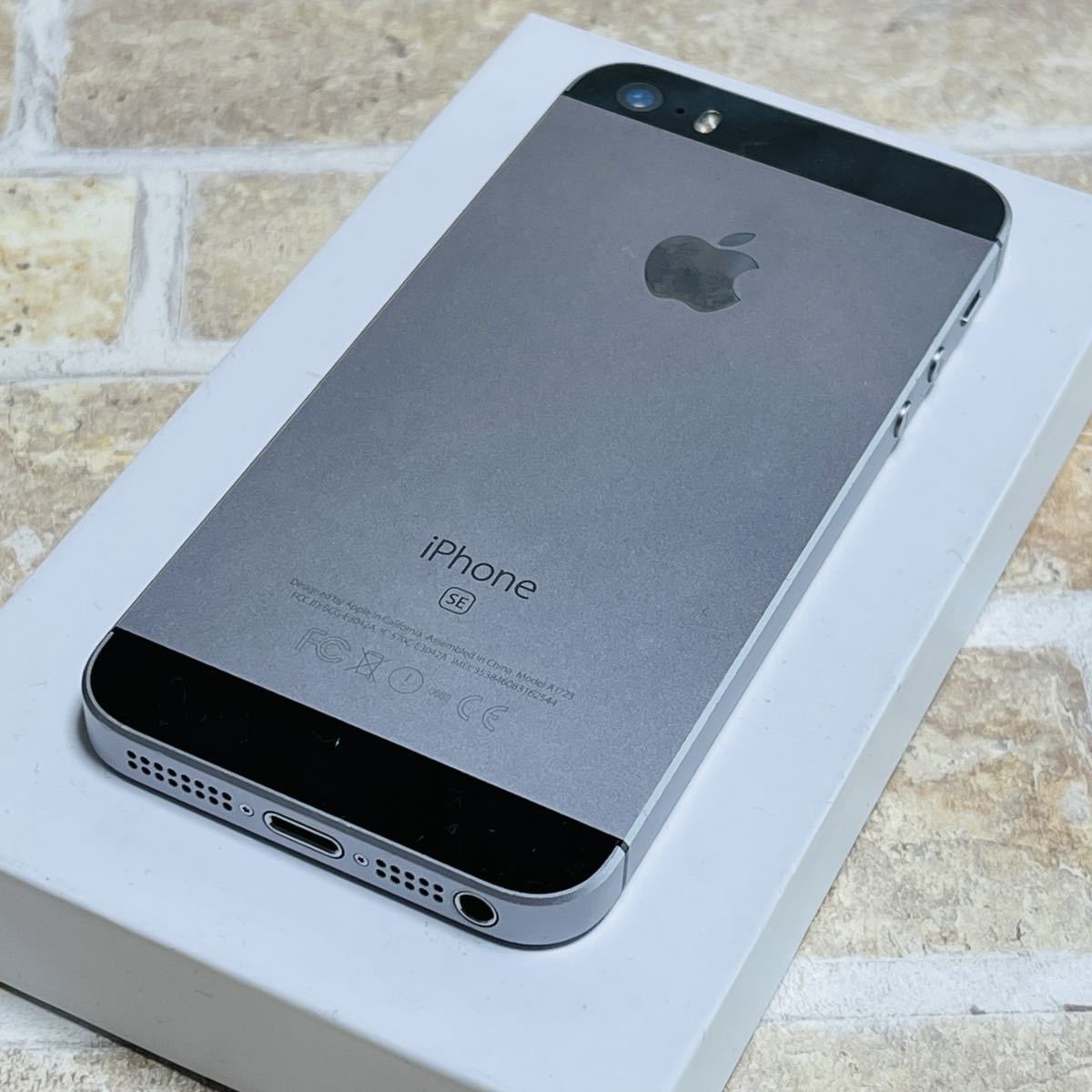 SIMフリー iPhoneSE 64GB 143 スペースグレイ 電池新品 完全動作品