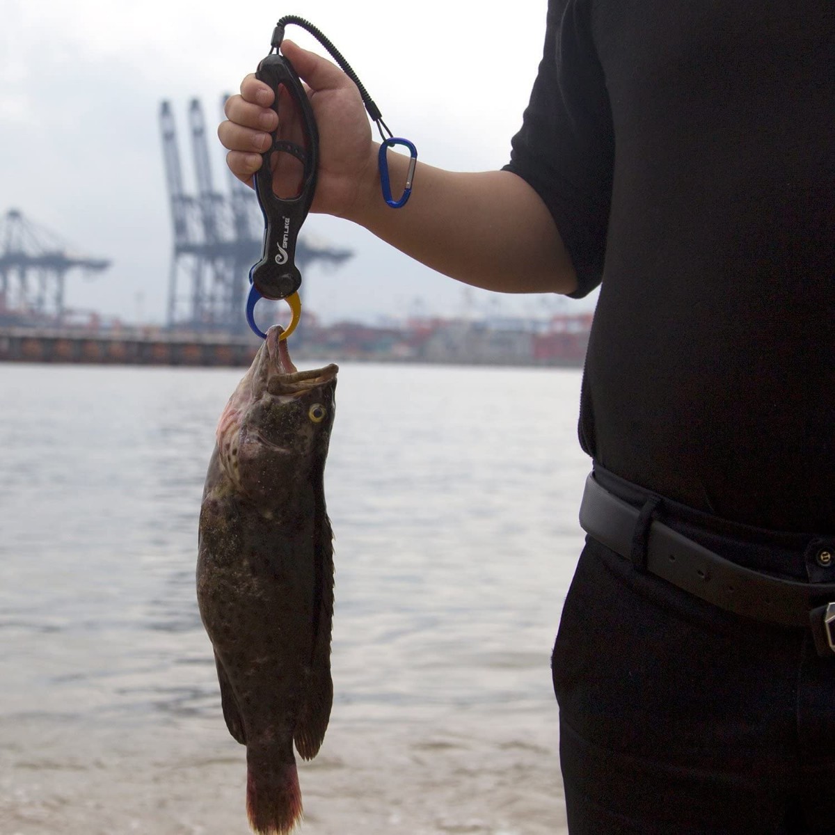 サンライク　フィッシュグリップ 魚つかみ 防錆素材 アルミ製 カラビナ付き