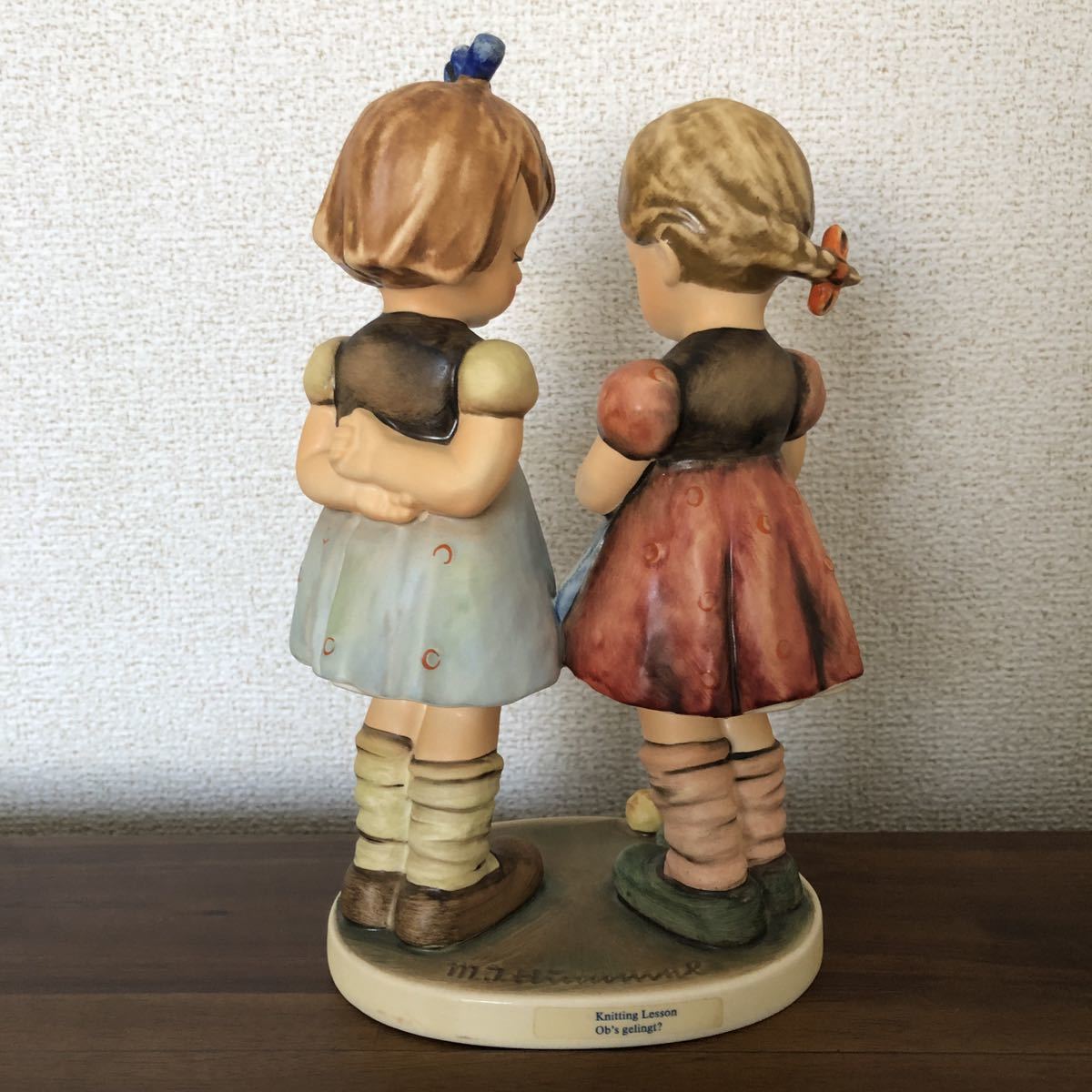 フンメル人形 【Knitting Lesson】編み物 女の子 256 Hummel Goebel ヒュンメル 陶器人形 少女 ニッティングレッスン 美品 ドイツ ゲーベル_画像2