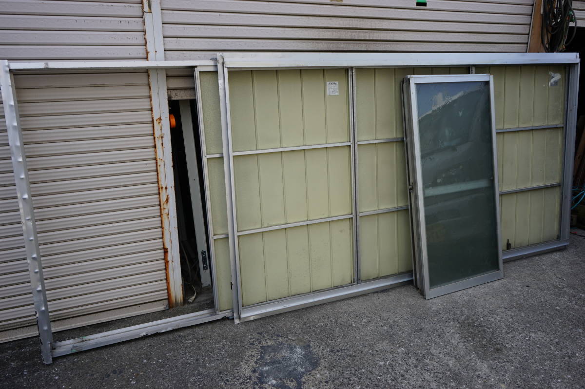 中古 シルバー色 トーヨーサッシ ガラス4枚戸 雨戸付 引き違い窓 中古 シルバー色 トーヨーサッシ ガラス4枚戸 雨戸付 引き違い窓