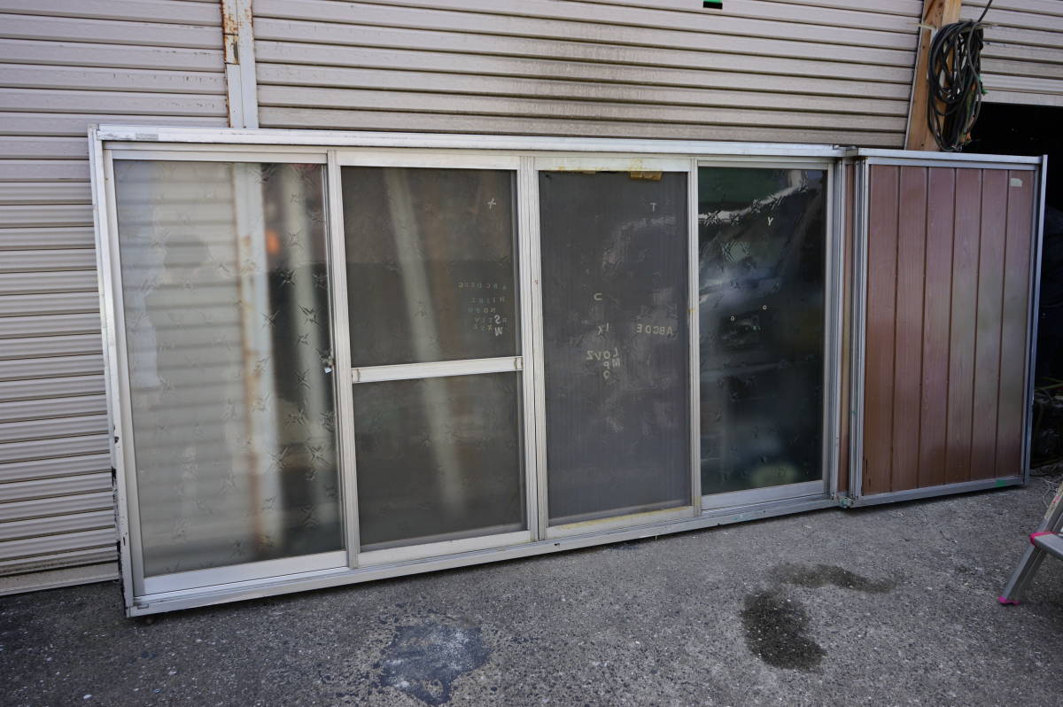 中古 シルバー色 トーヨーサッシ ガラス4枚戸 雨戸付 引き違い窓 中古 シルバー色 トーヨーサッシ ガラス4枚戸 雨戸付 引き違い窓