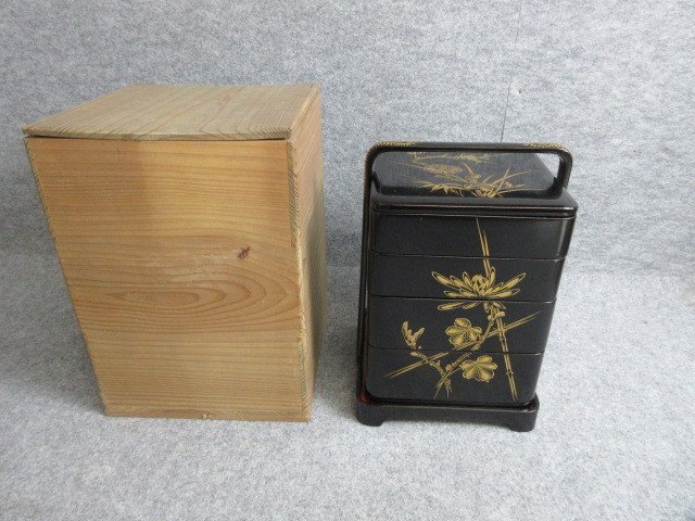 完売 28726【文】黒塗 漆芸 漆器 竹梅菊図 箱入り / 重箱 四段 手提げ