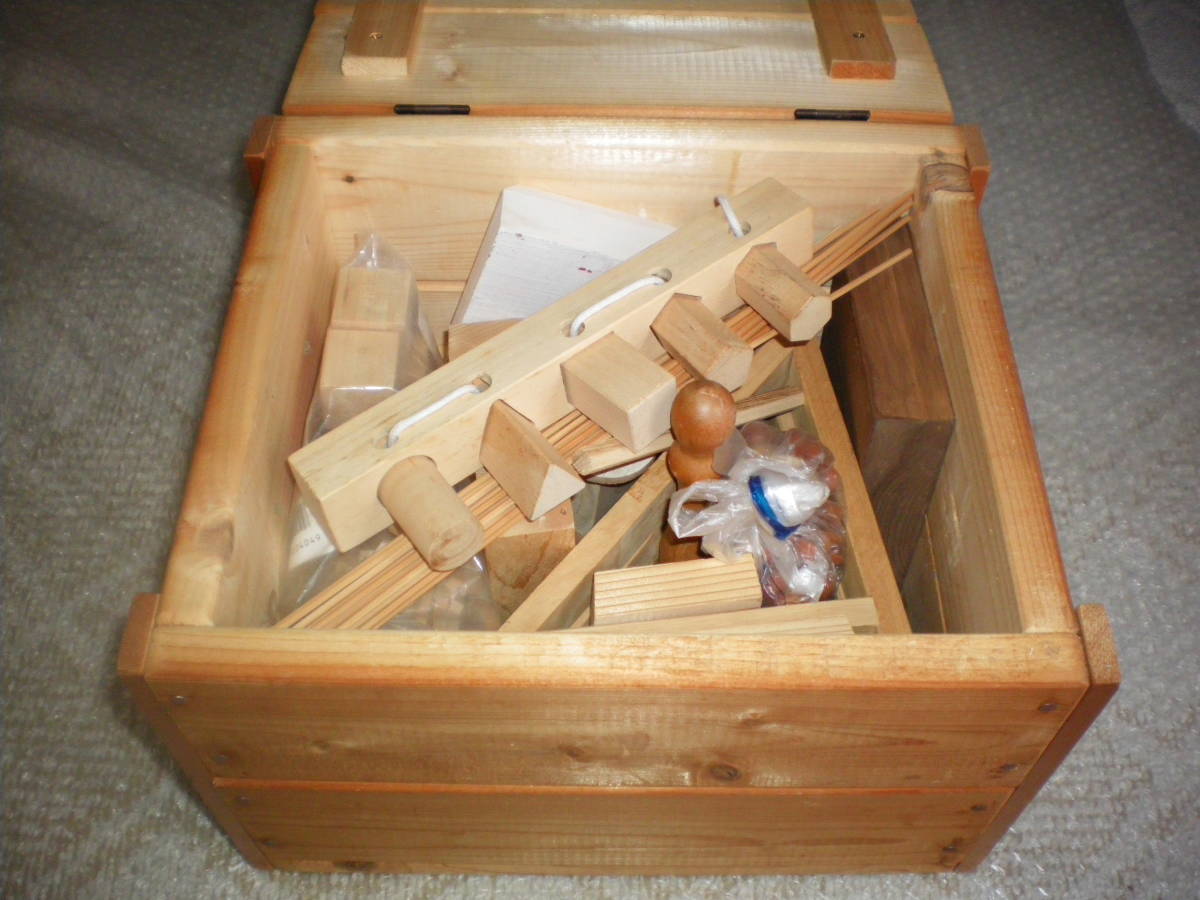 ※踏台にもなるしっかりとした木製の箱と中に材料などたくさん：ハンドメイド・手作り・ウッド・木工にどうでしょうか_画像2