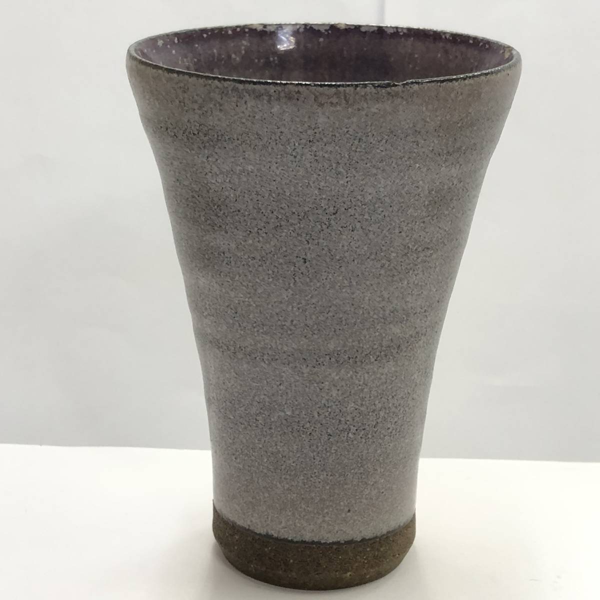 酒器「陶磁器製：タンブラー(ビアカップ) 薄紫色」 高さ：約10.6cm 口直径：約7.4cm 縁に欠け箇所あり コップ_画像2