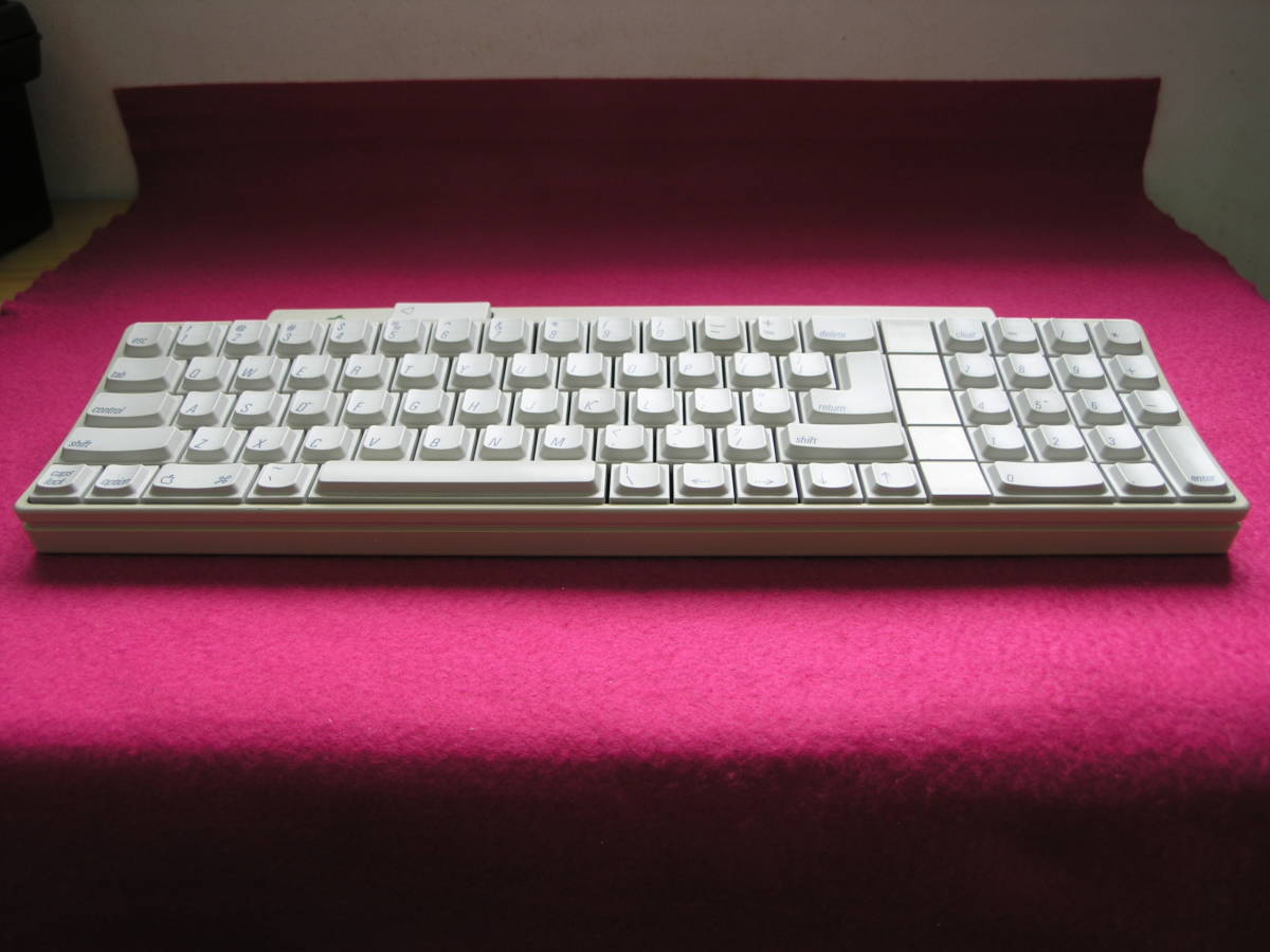 ■ Apple IIGS Keyboard・Made In Japan・サーモンピンク軸・完動・極上美品・収集家アイテム_極めて美しい佇まい