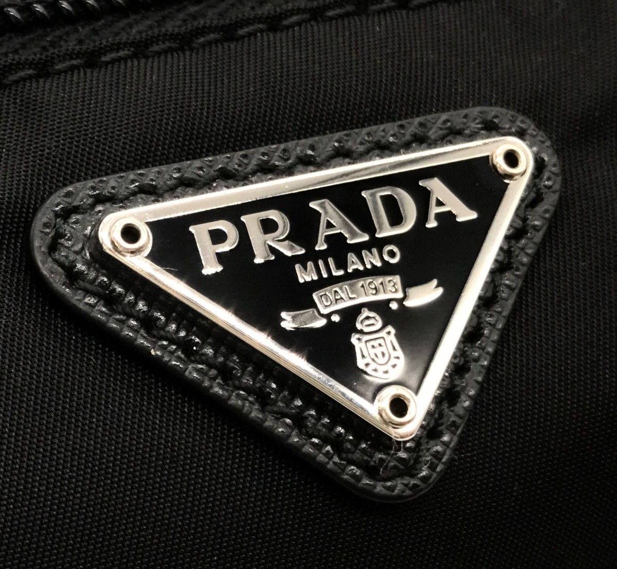 美品 送料210円～ PRADA プラダ ポーチ 小物入れ コスメポーチ ナイロン レザー 三角プレート ロゴ ブラック 黒 NERO VELA 1NE693_画像5