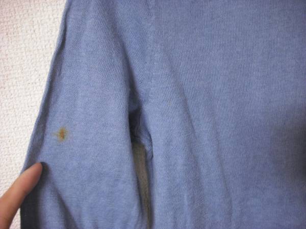 セーター：トミーヒルフィガー　サイズは００１　難あり品_数か所、黄土色の汚れあり。