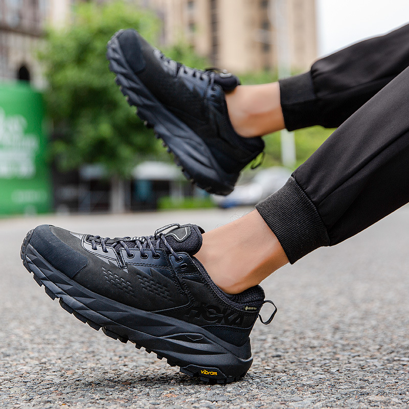 モデルです ホカオネオネ(HOKAONEONE) 防水 スニーカー ランニング