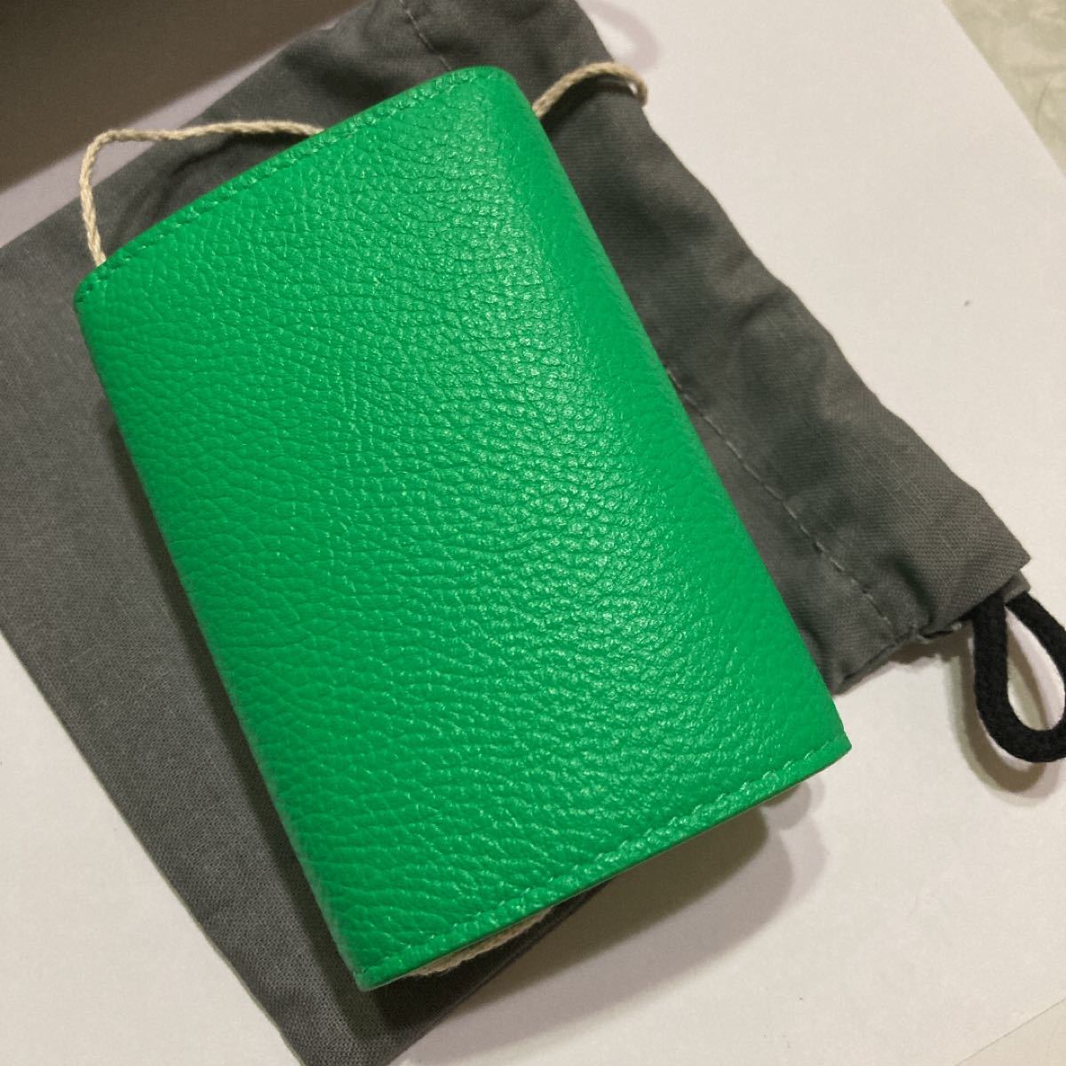 新品 バレンシアガ キャッシュ ミニ ウォレット グリーン 三 新品 バレンシアガ キャッシュ ミニ ウォレット グリーン 三