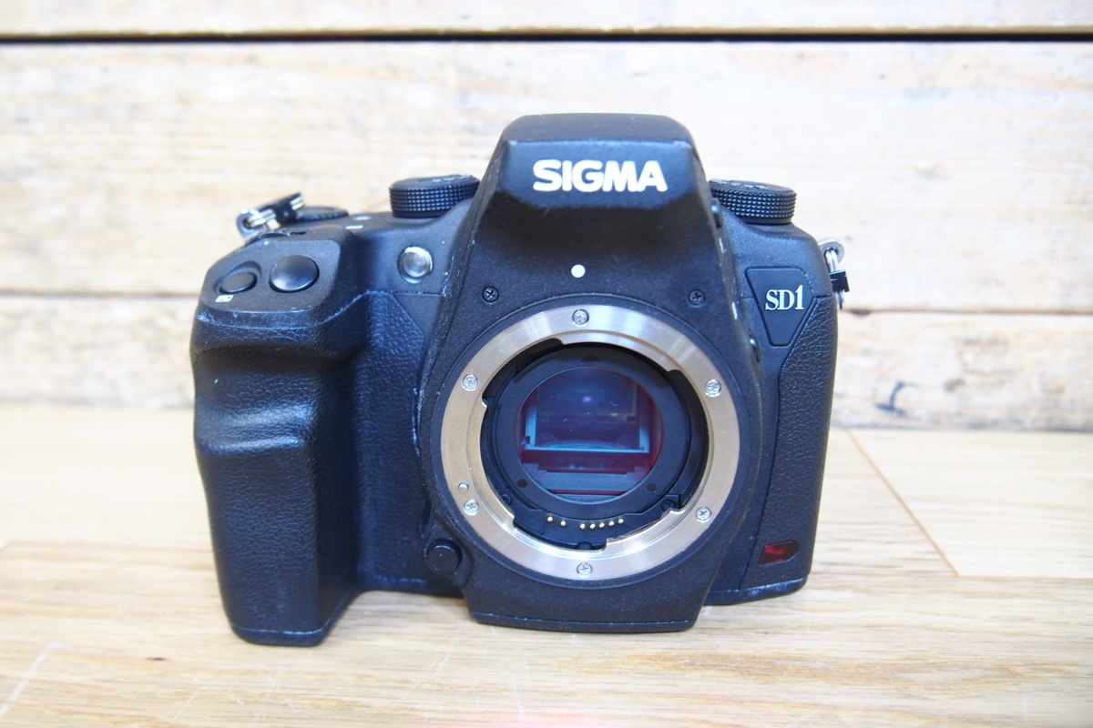 ☆(F0427-1) SIGMA シグマ SD1 Merrill メリル デジタル一眼レフカメラ