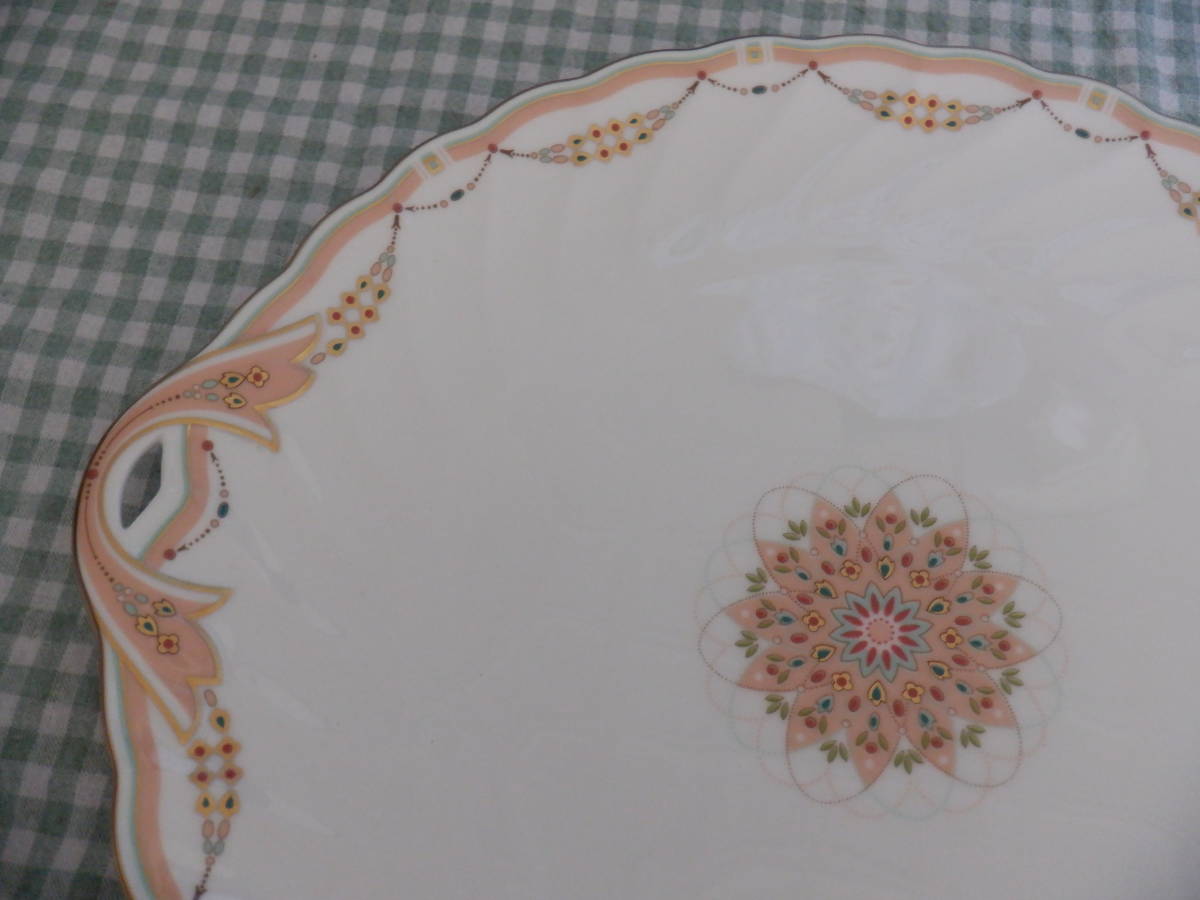 B４　ＮＯＲＩＴＡＫＥ『ノリタケ★金彩　ミルクピンク色のラインにアクセサリーのような模様の大皿　盛り合わせ皿』～箱付き　