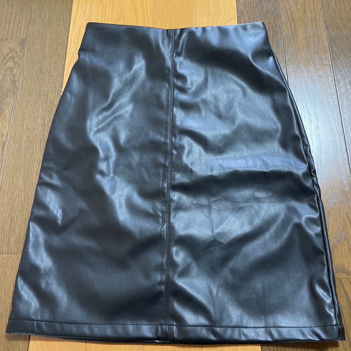 sheinで購入したレザースカートです!166センチの私には小さかったので出品します!試着程度でしか履いてません!