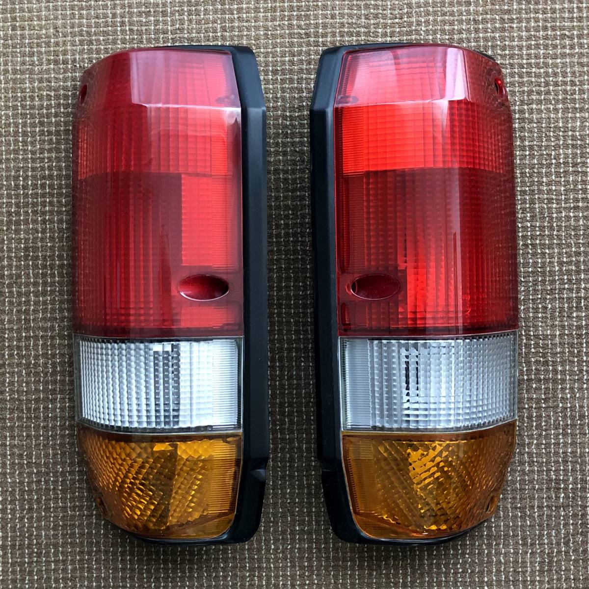 新品未使用】トヨタ 70系ランクル テールランプレンズ 左右セット 純正