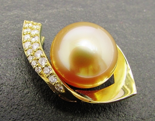 素敵でユニークな K18 ゴールデン パール (13.1mm玉) ダイヤ(0.32ct) トップ 白蝶（しろちょう）真珠