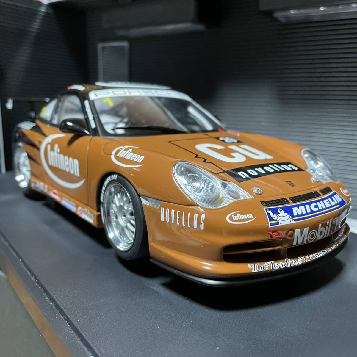 未展示品　オートアート1/18　ポルシェ911GT3R アジアンカレラカップ