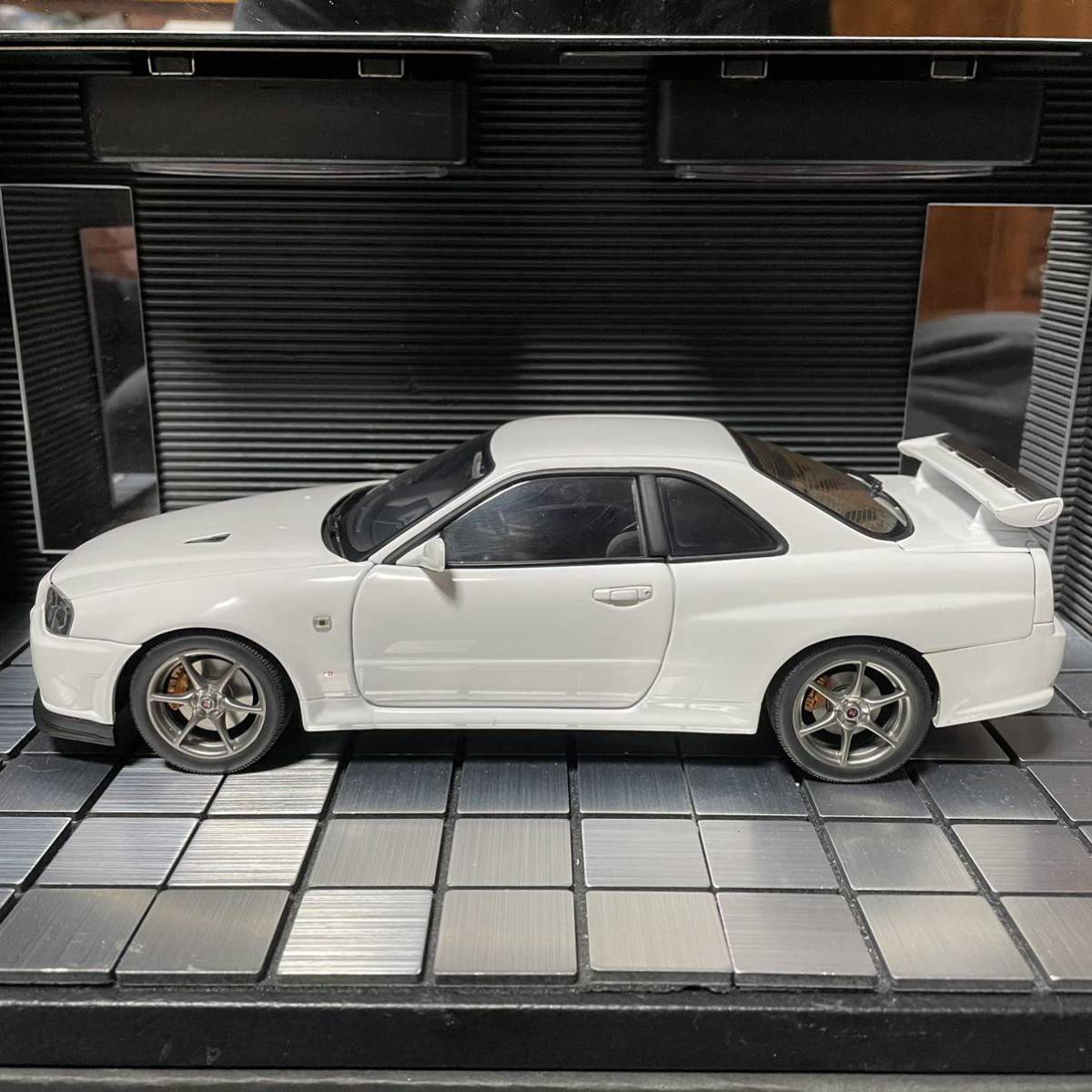 得価超歓迎 未展示品 オートアート1/18スカイラインGT-R(R32) V-SPEC