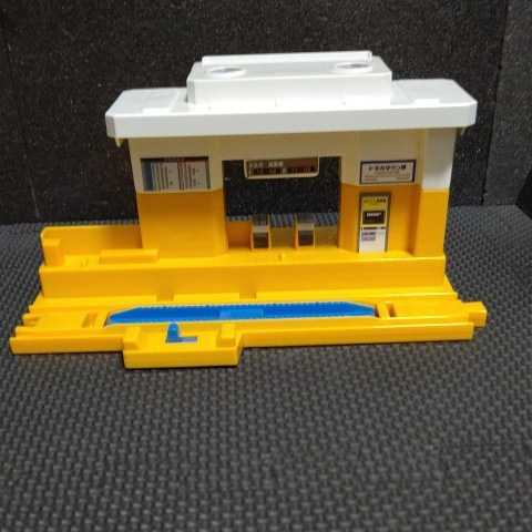タカラトミートミカ すいすいロード 駅と踏切セット プラレール タカラトミートミカ すいすいロード 駅と踏切セット プラレール