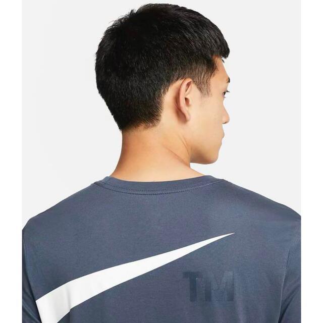 新品タグ付き Mサイズ 紺 ナイキ ビッグスウッシュ L/S Tシャツ ゆったりシルエット スタンダードフィット NIKE NSW GRAPHIC HYBRID TEE_画像4