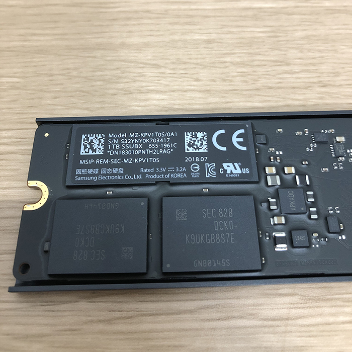 APPLE純正 SAMSUNG製 SSD 1TB MZ-KPV1T0S/0A4 2018.03製造 中古品