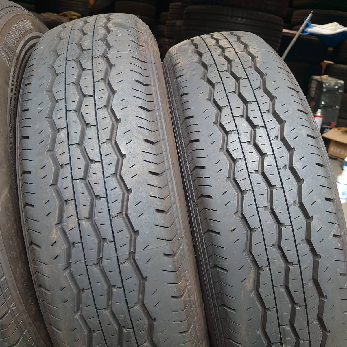 ほぼ新品ブリヂストン195/80R15 4本セット2021年製ハイエースなど