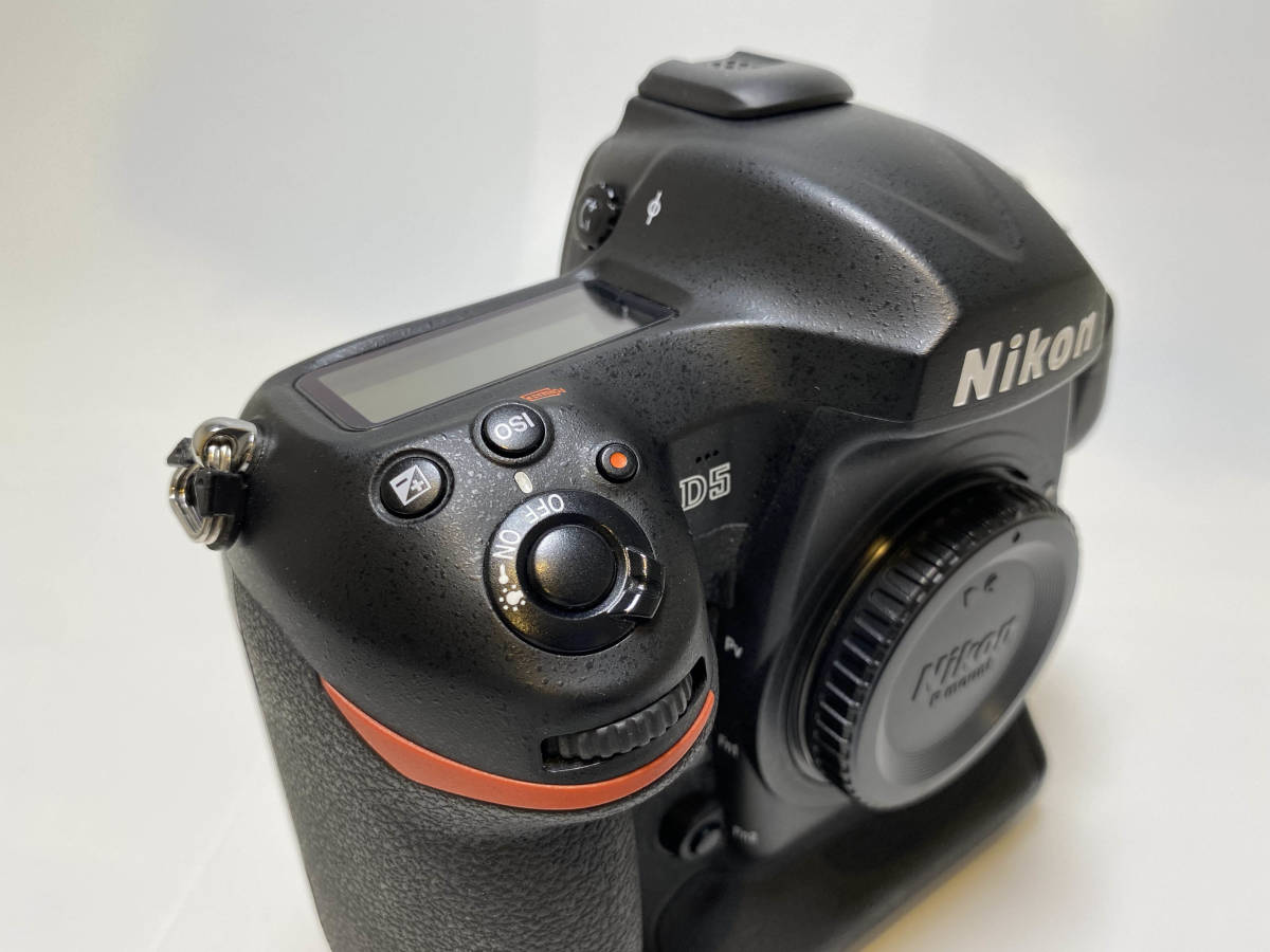 Nikon D5 CF-Type CFカード２枚付き バッテリー合計2個　ニコン 一眼レフカメラ ボディ 中古　送料無料_画像4