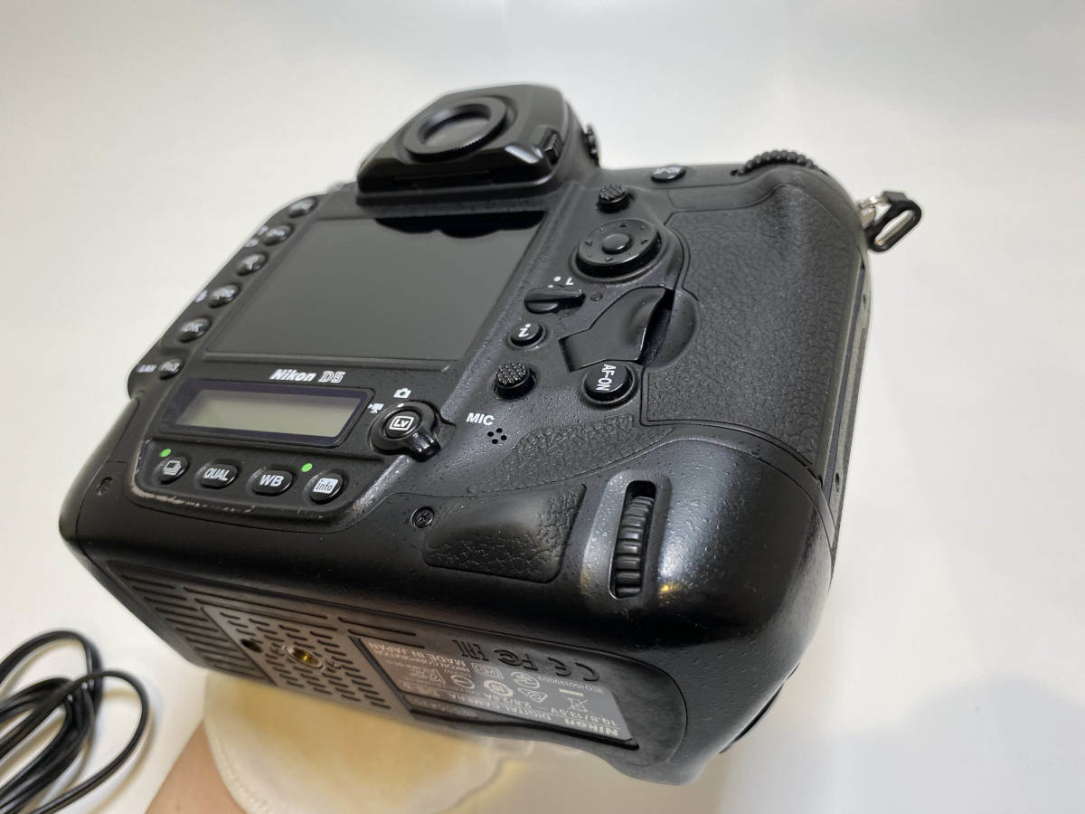 Nikon D5 CF-Type CFカード２枚付き バッテリー合計2個　ニコン 一眼レフカメラ ボディ 中古　送料無料_画像8
